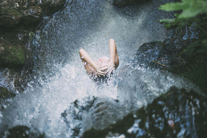 žena pod vodopádem